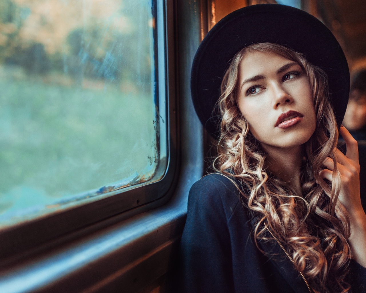 Романтичная девушка смотрит в окно