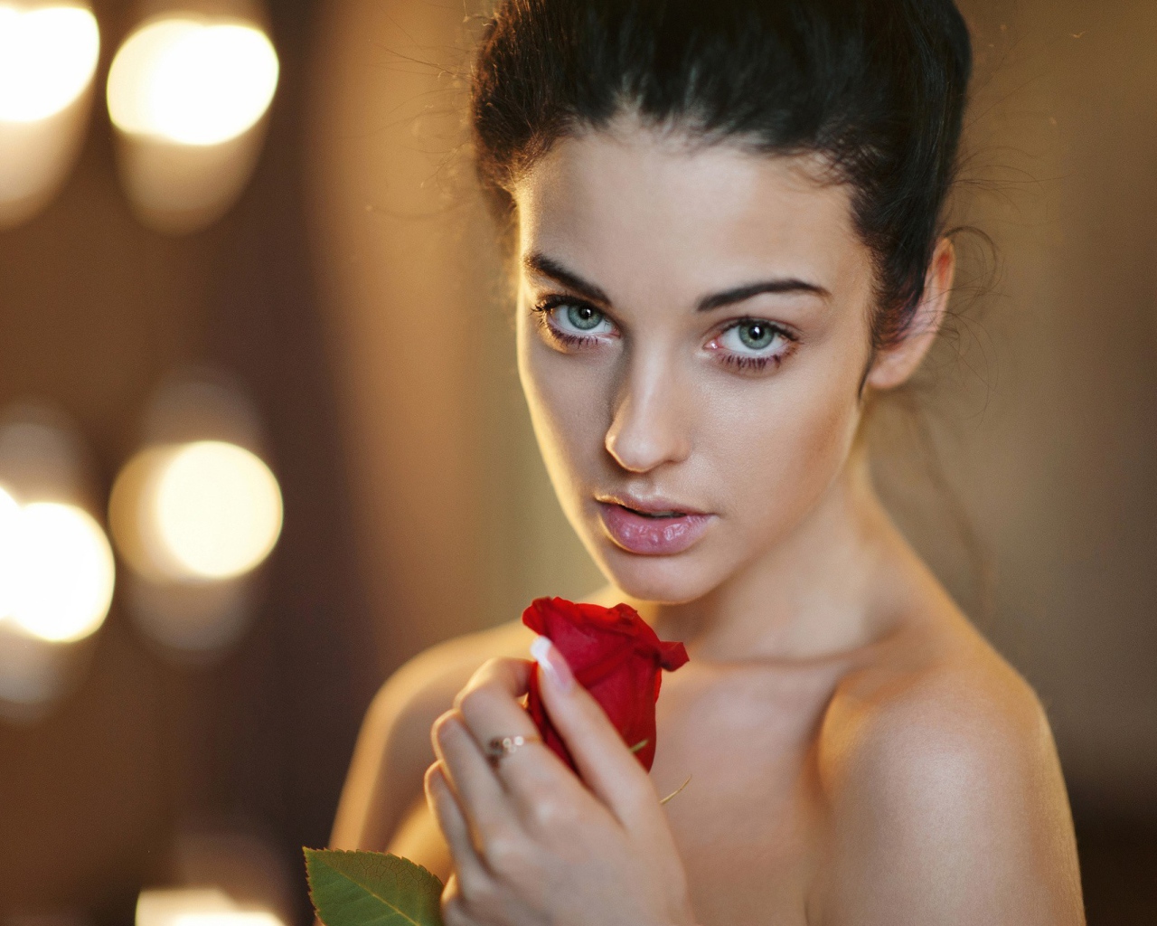 Роза в руке у девушки Аллы Бергер