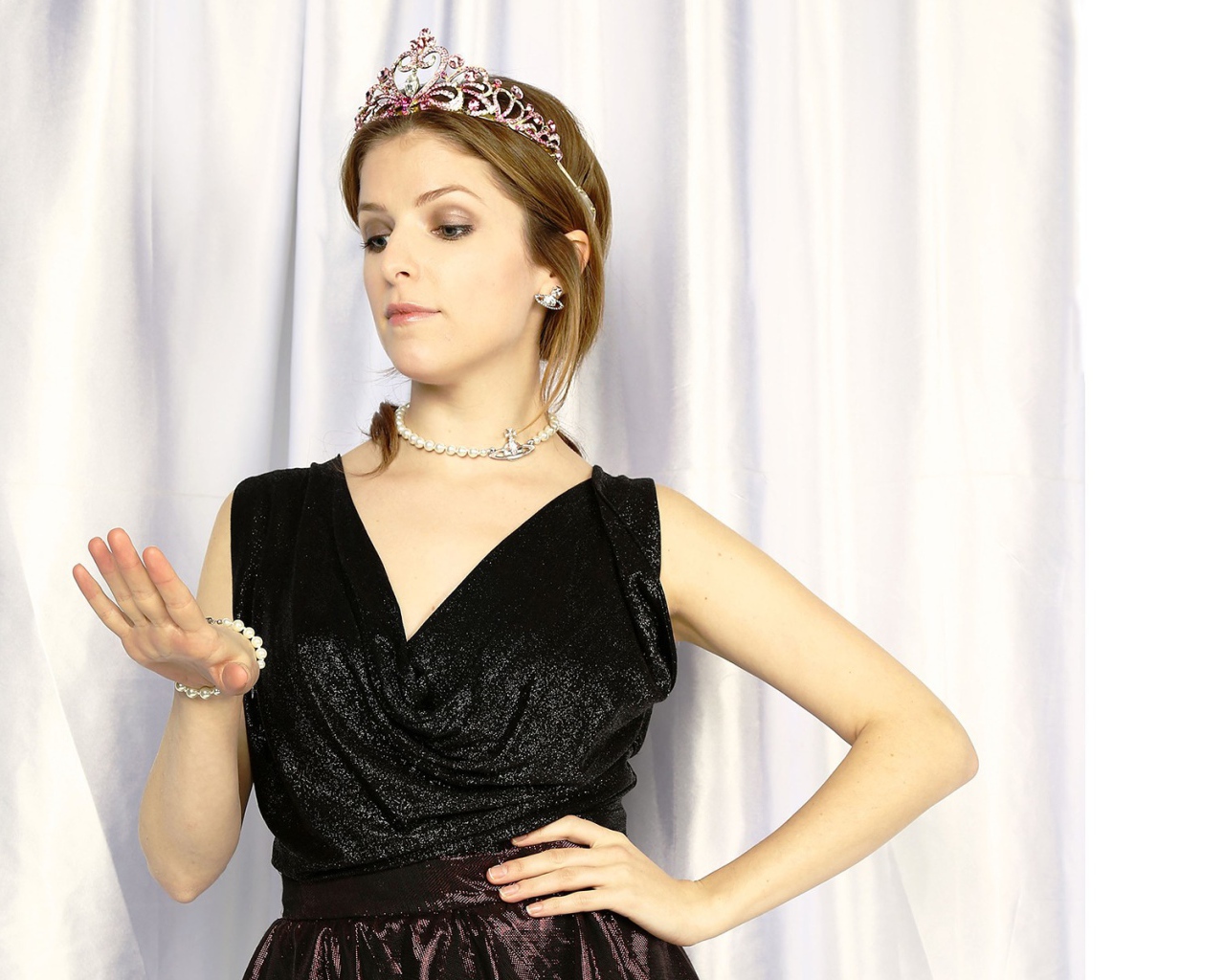 Королевский наряд Анны Кендрик