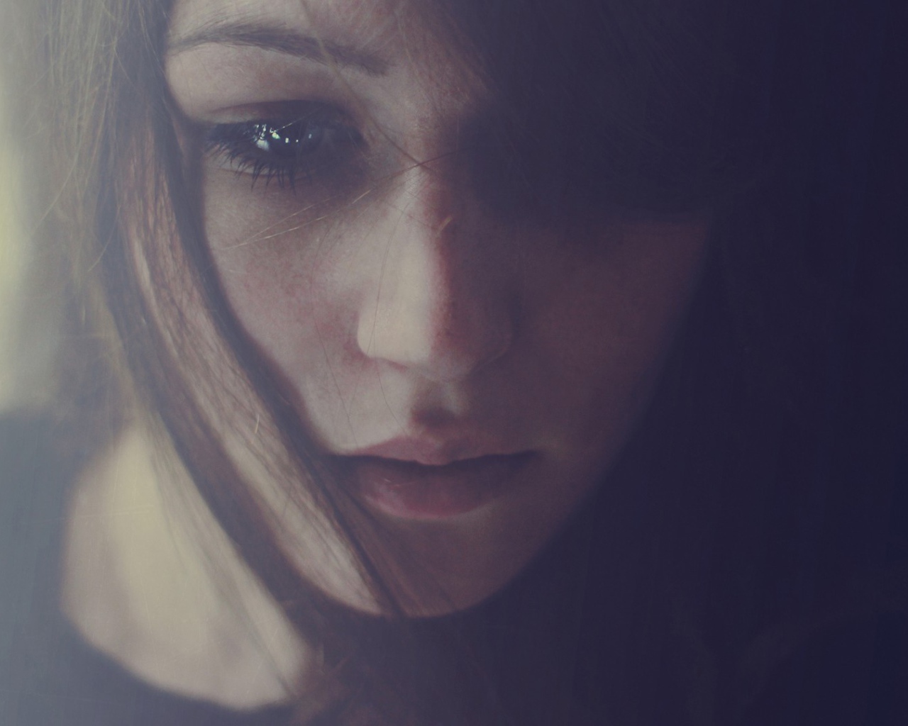 Грустные глаза у девушки брюнетки