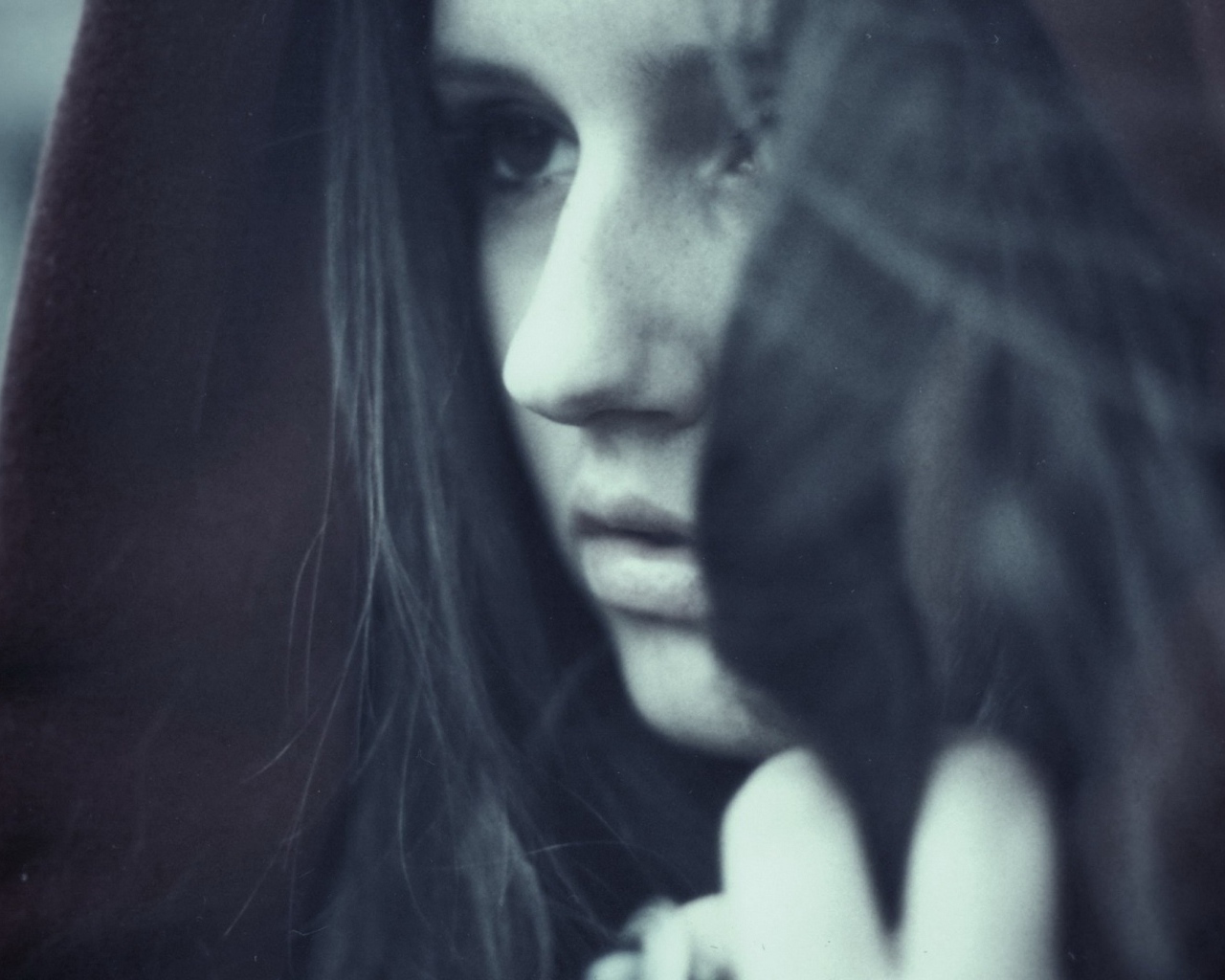 Грустная девушка в капюшоне