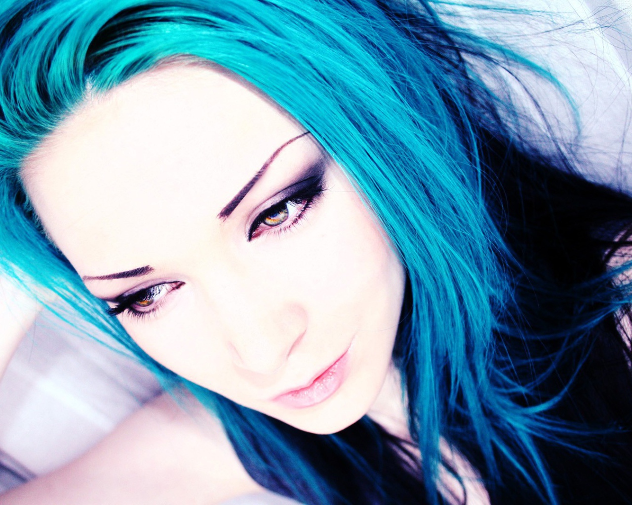 Грустная девушка с голубыми волосами