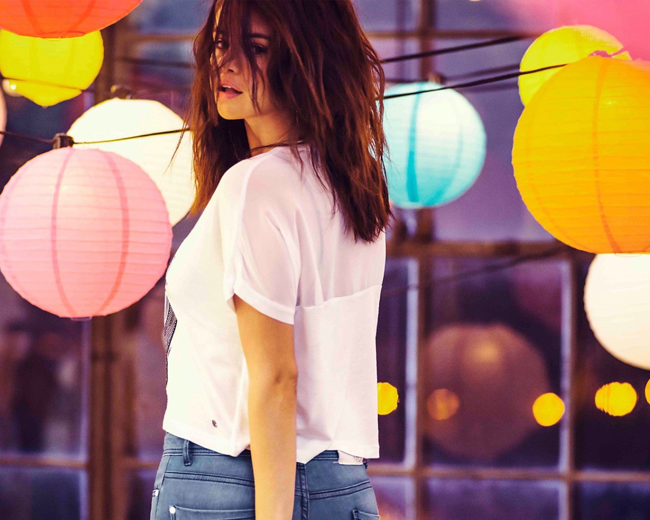 Селена Гомез среди светящихся шаров