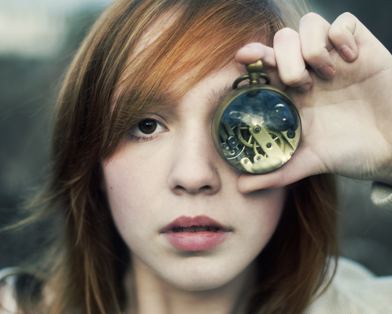 Девушка закрыла глаз часами