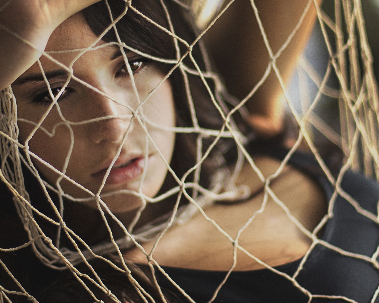 Девушка запуталась в рыбацкой сетке