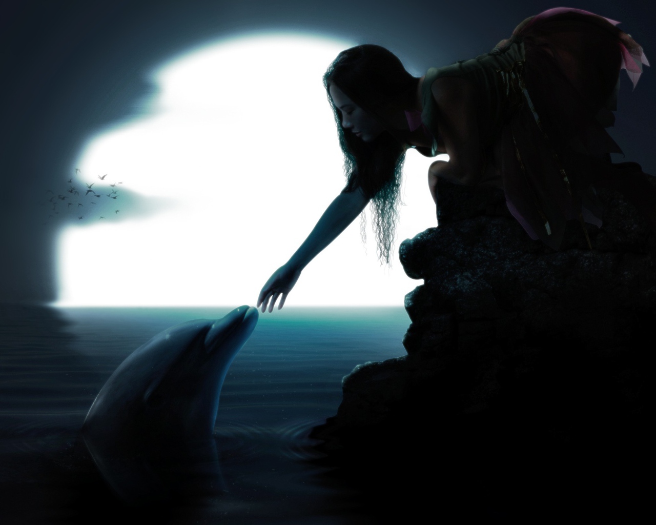 Девушка протянула руку к дельфину