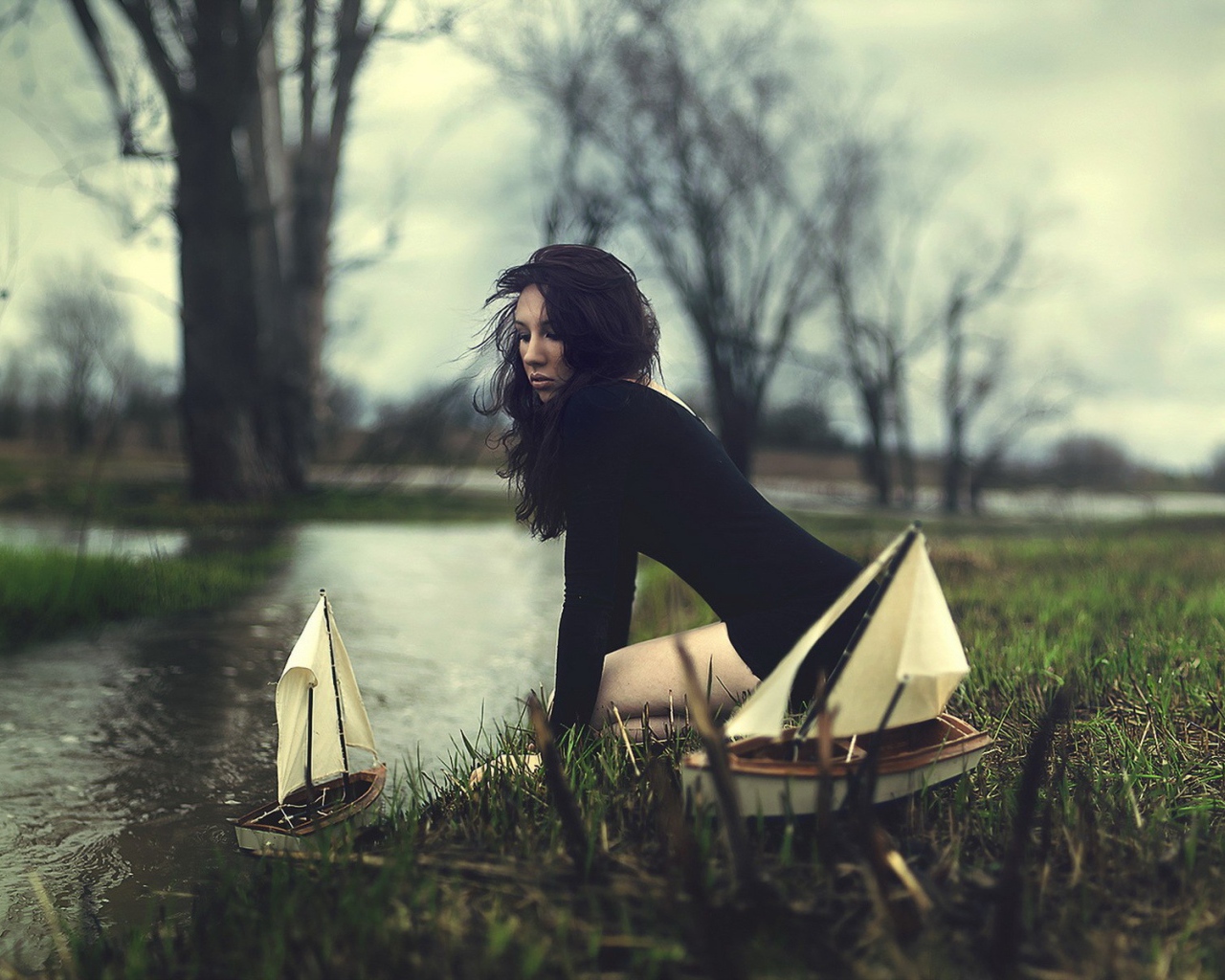 Девушка пускает кораблики по ручью