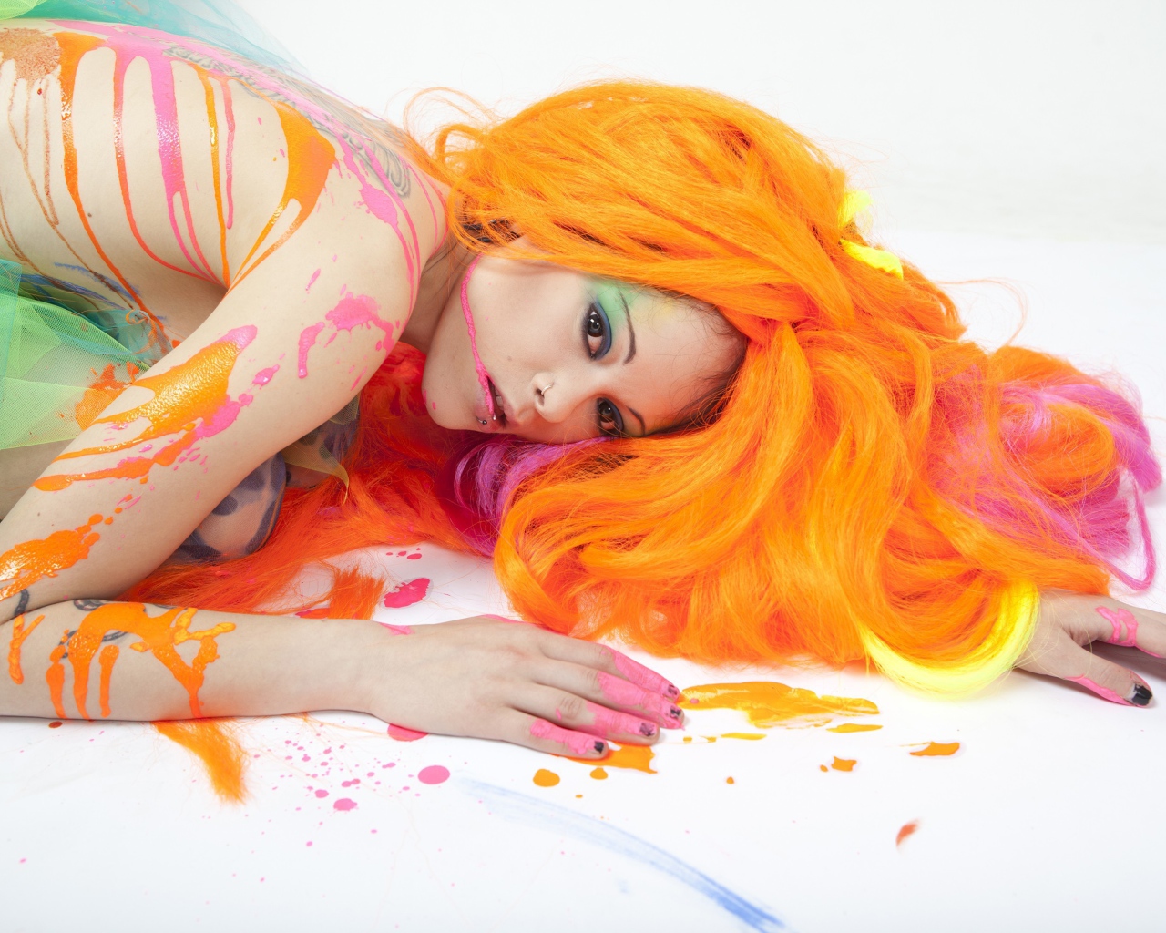 Девушка в красках с оранжевыми волосами