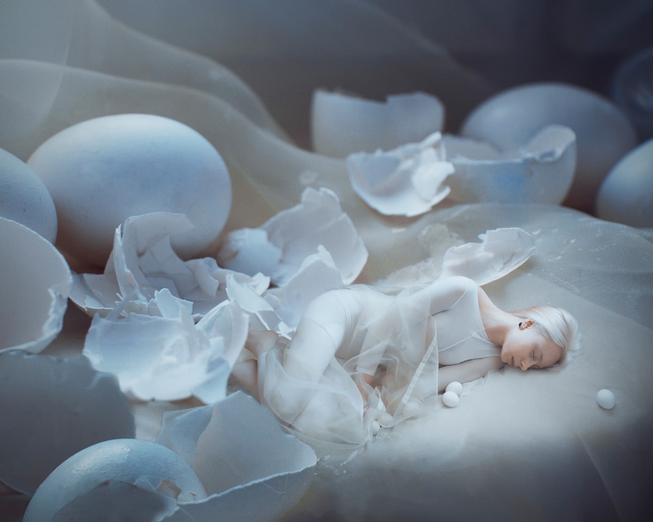 Девушка спит в яичной скорлупе