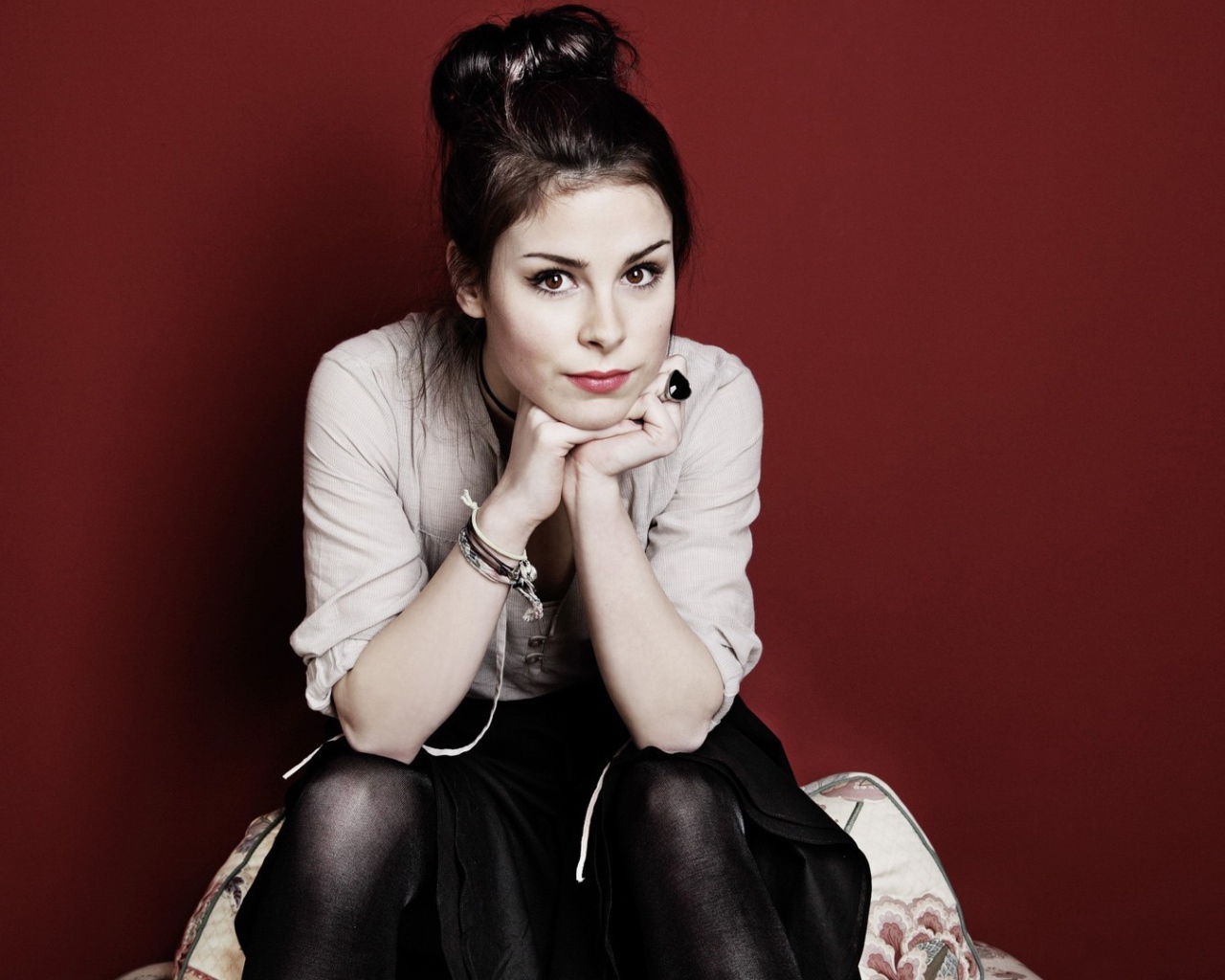 Певица Лена Майер-Ландрут на красном фоне