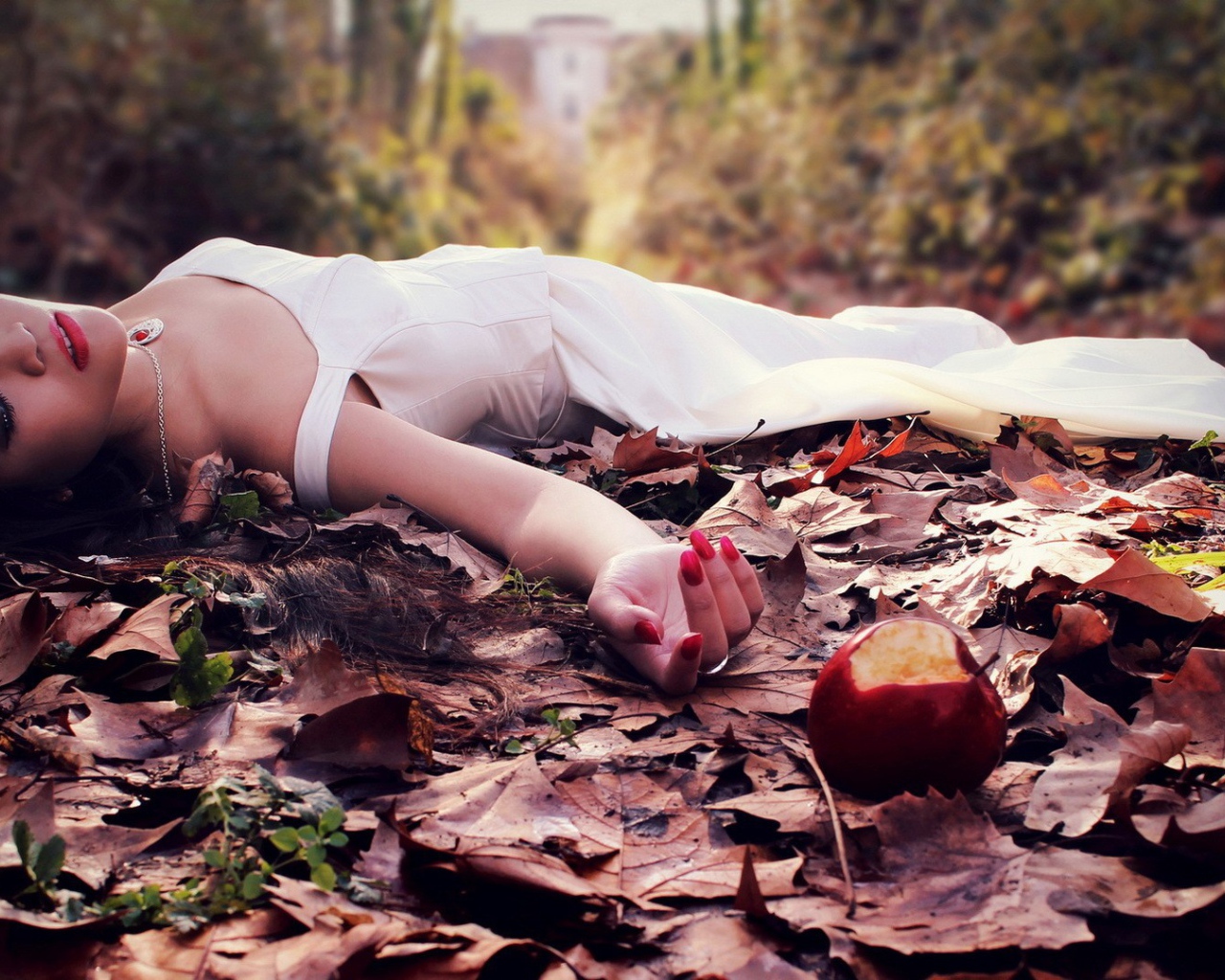 Спящая красавица попробовала заколдованное яблоко