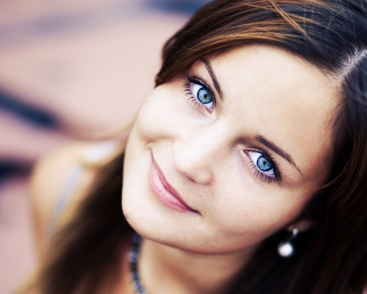 Улыбчивая голубоглазая брюнетка