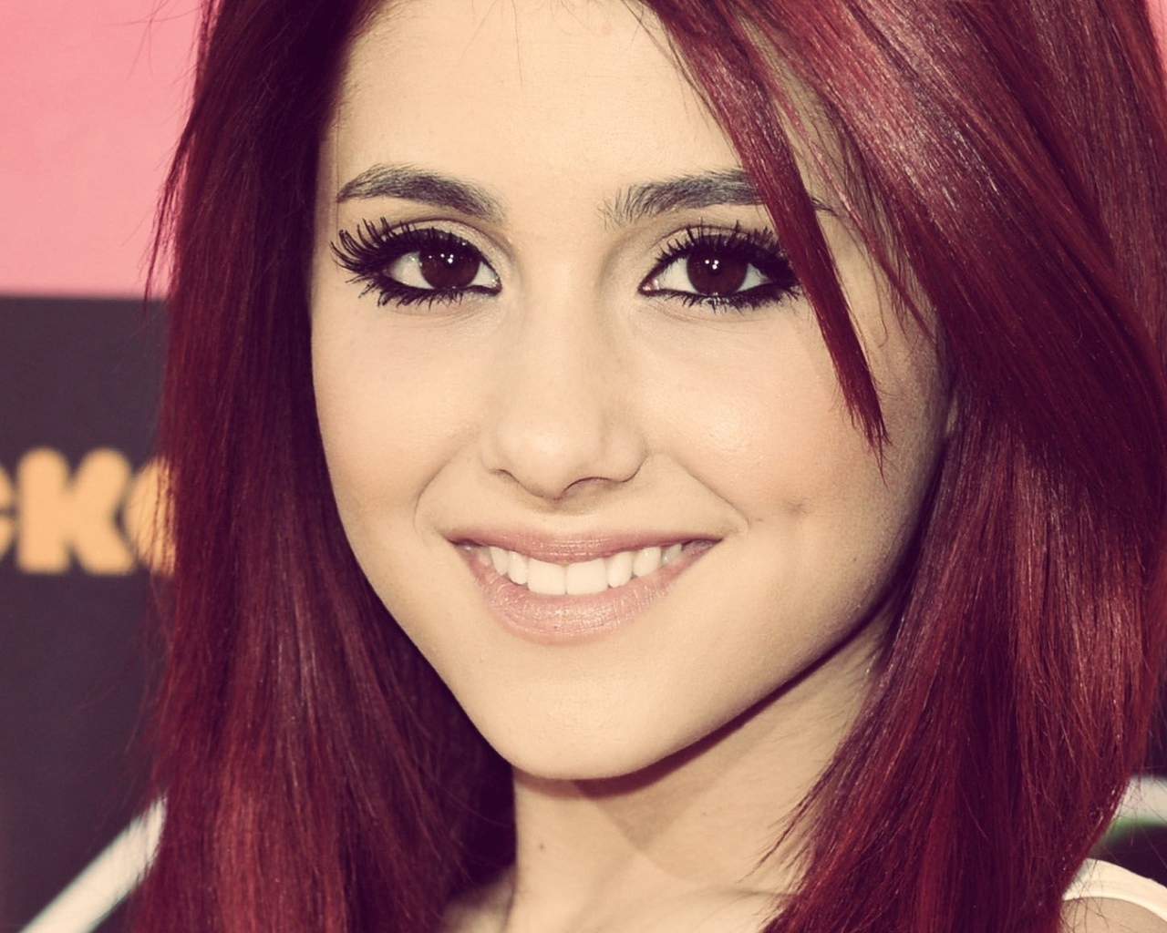 Улыбка девушки Ариана Гранде