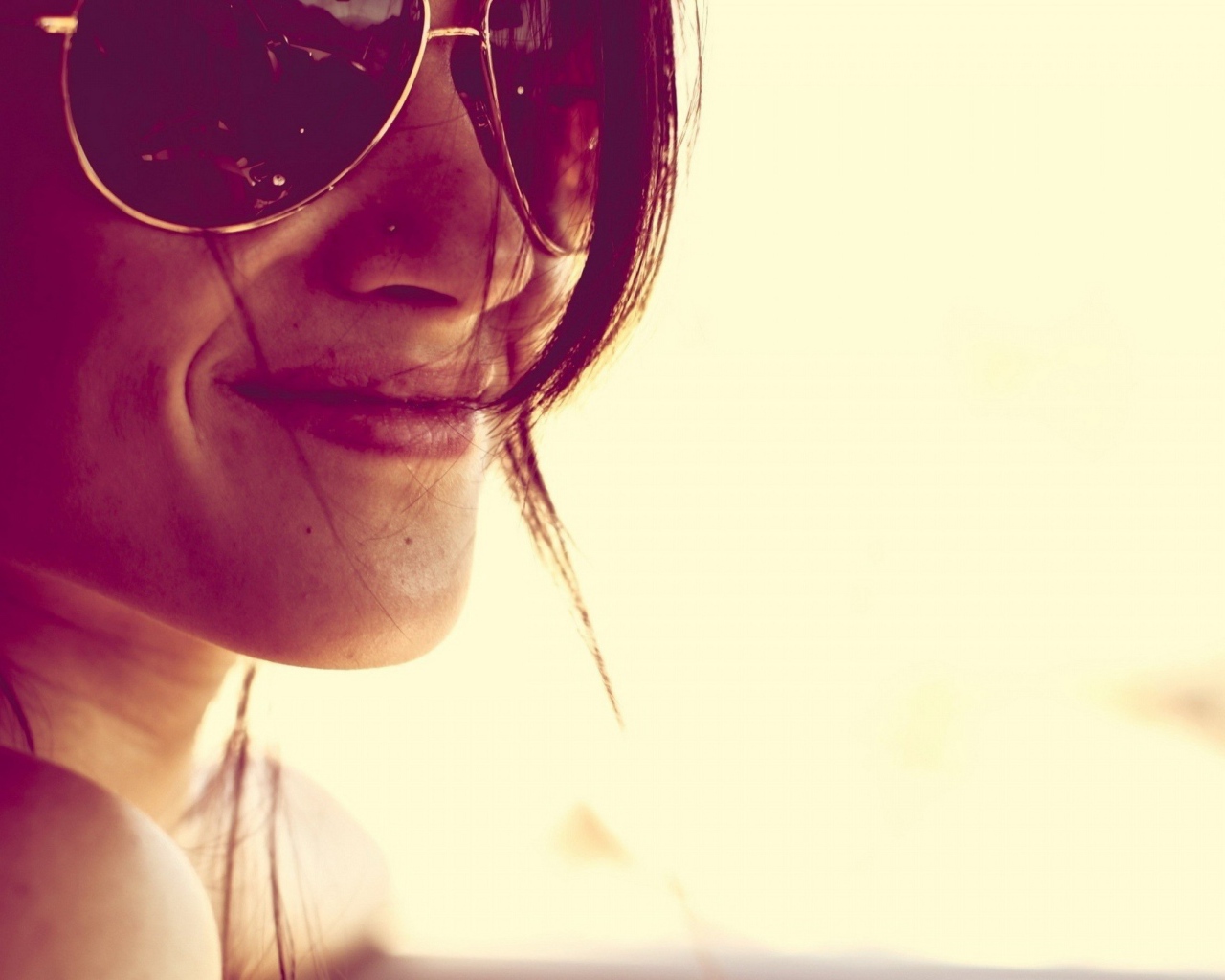 Улыбчивая девушка в очках