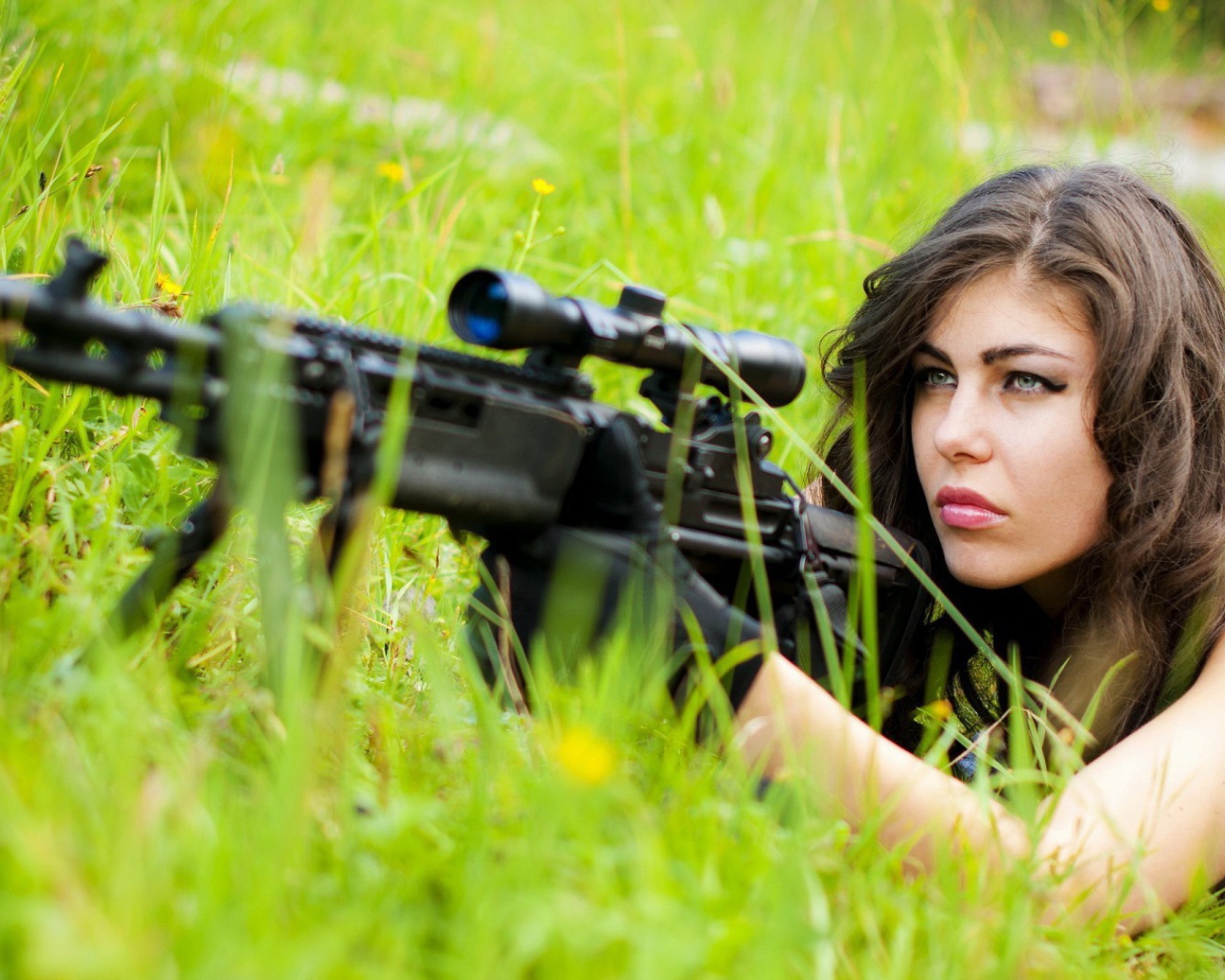 Девушка снайпер залегла в траве