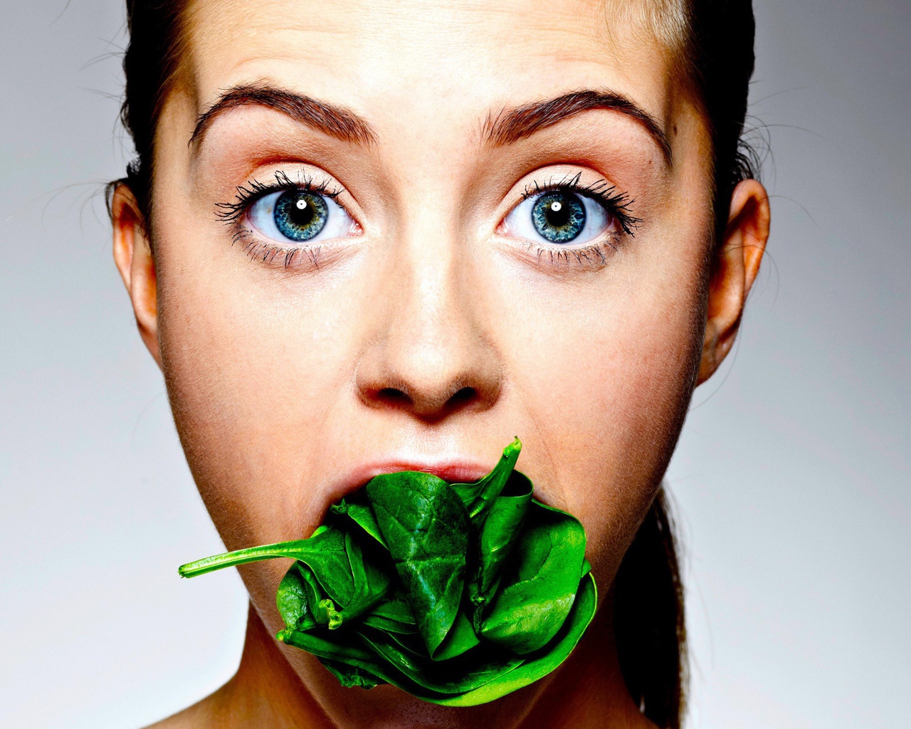 Щавель во рту у девушки