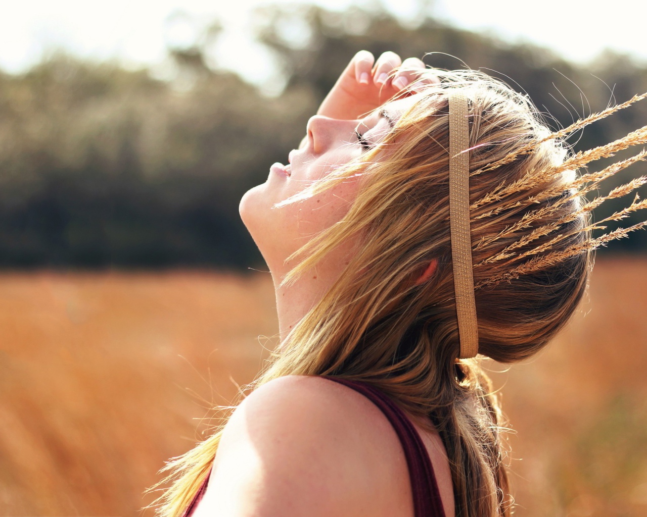 Колоски в виде короны у девушки