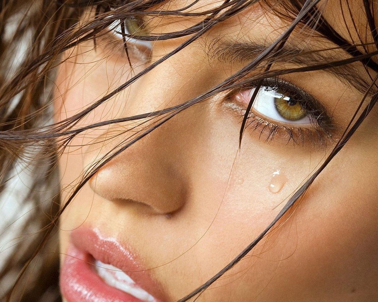 Слеза на лице расстроенной девушки