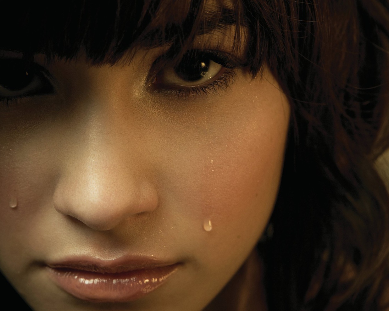 Слезы на лице у девушки