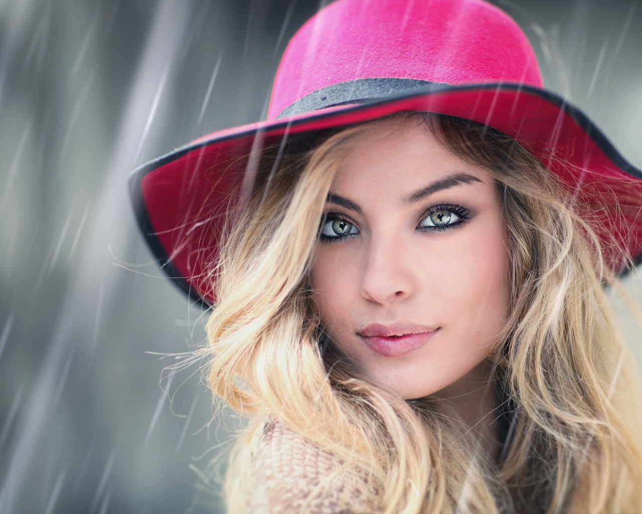 Блондинка в розовой шляпе под дождем