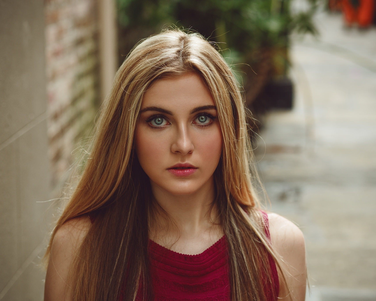 Блондинка с зелеными глазами идет по улице