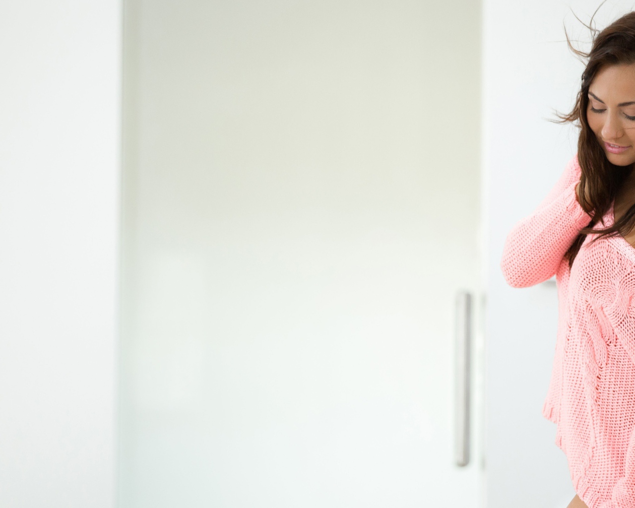 Брюнетка в розовой вязаной кофте