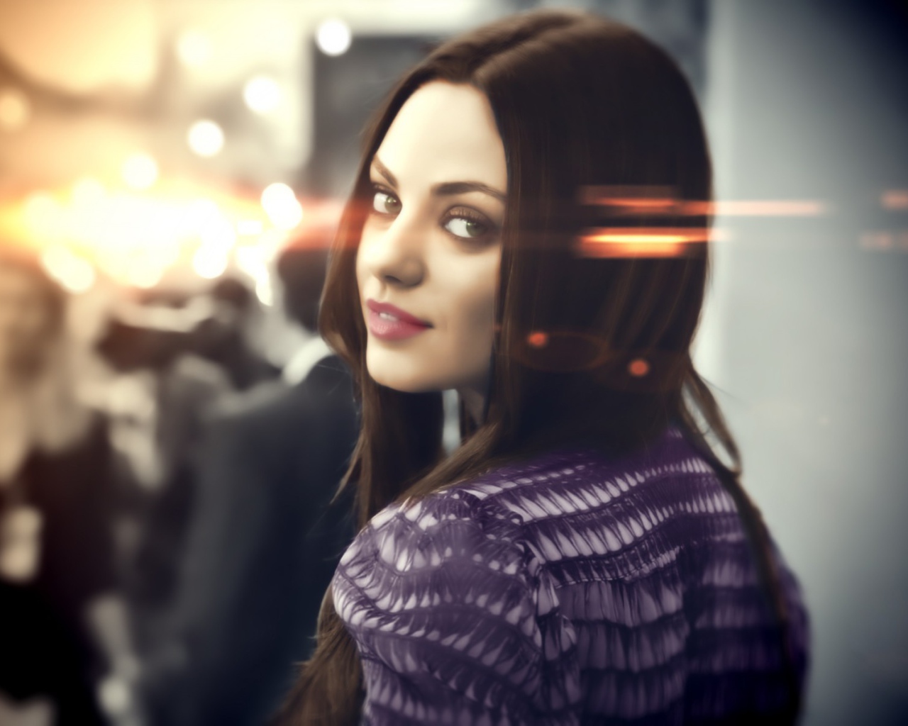 Брюнетка оглянулась через плечо