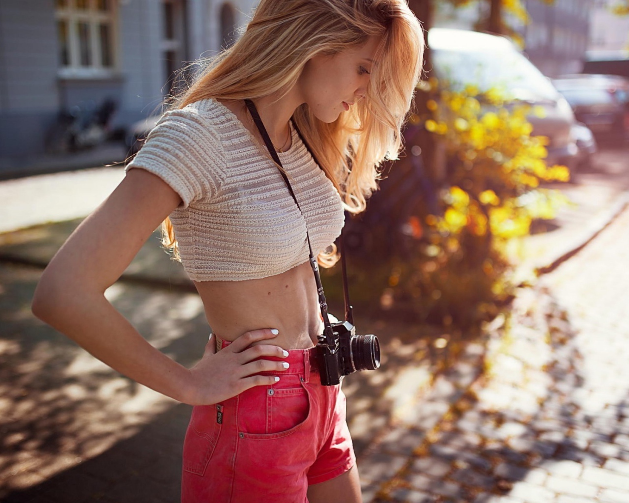 Фотоаппарат на животе блондинки