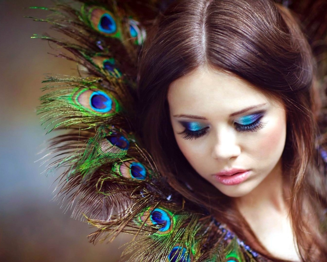 Воротник у девушки из перьев павлина