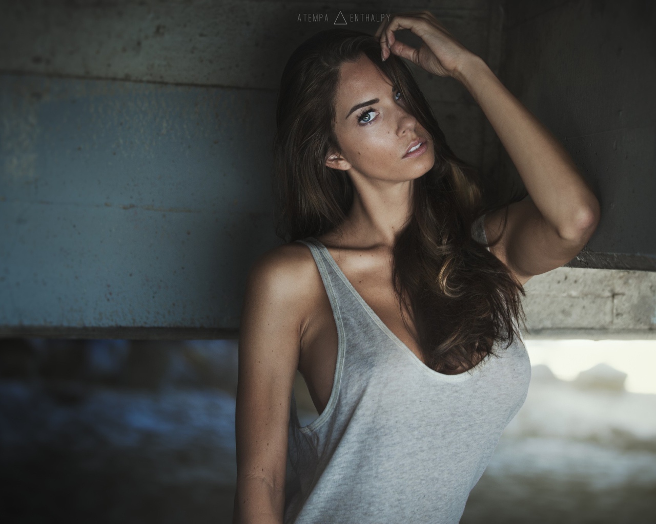 Темноволосая девушка в серой майке