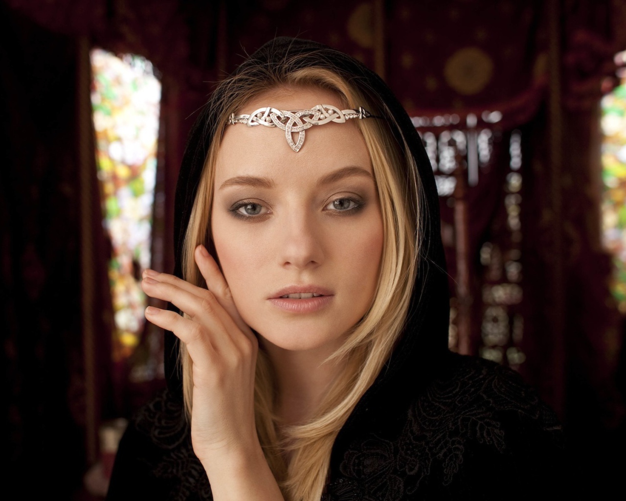 Украшение на лбу девушки