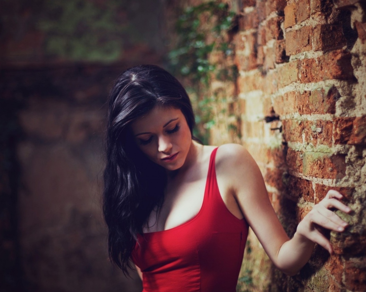 Девушка у полуразрушенной каменной кладки