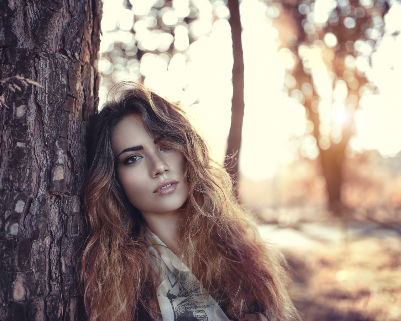 Девушка у дерева, портрет