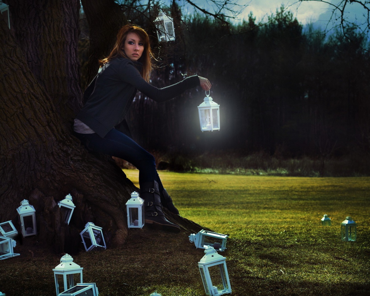 Девушка с фонариками у дерева
