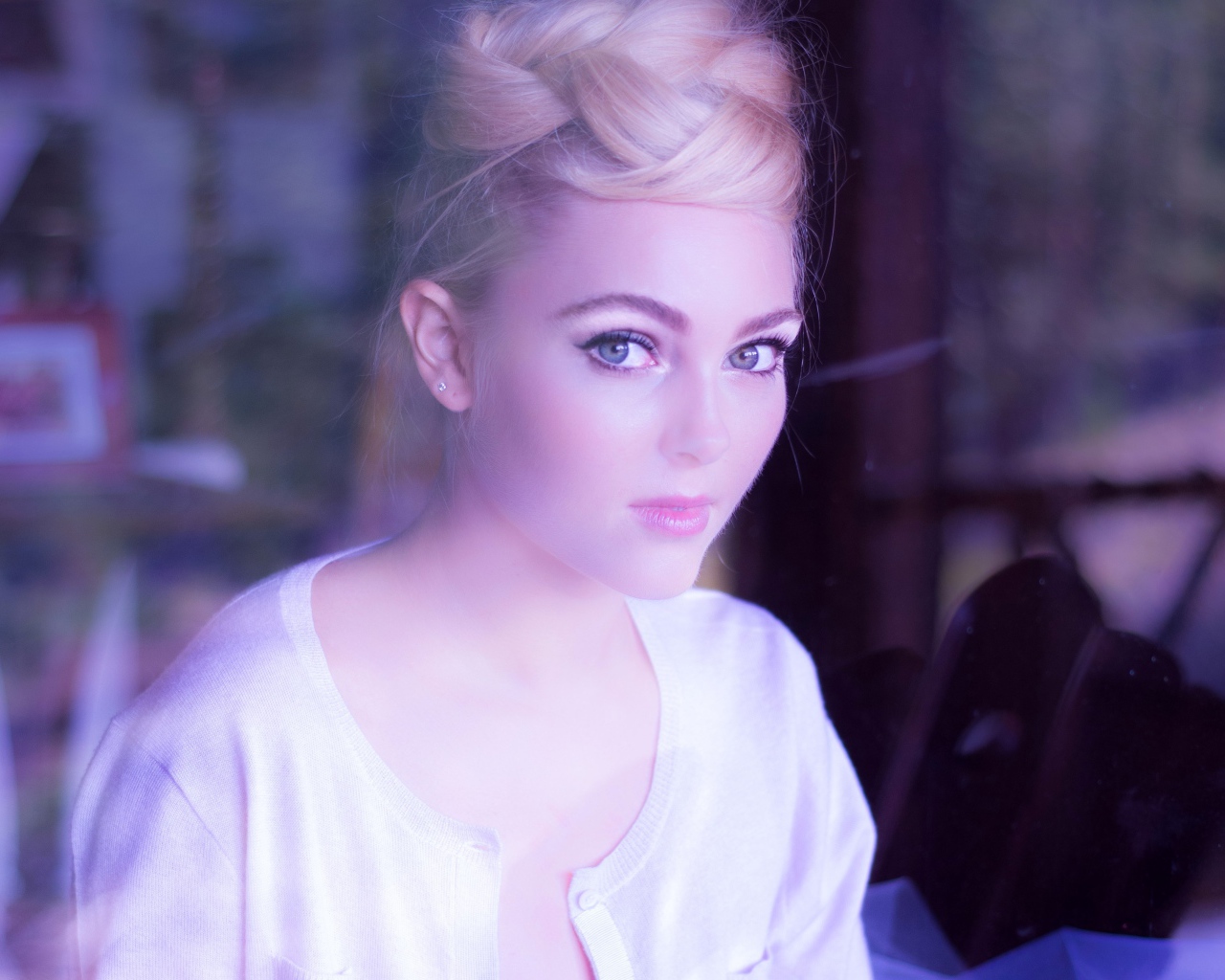 Девушка у окна Анна София Робб