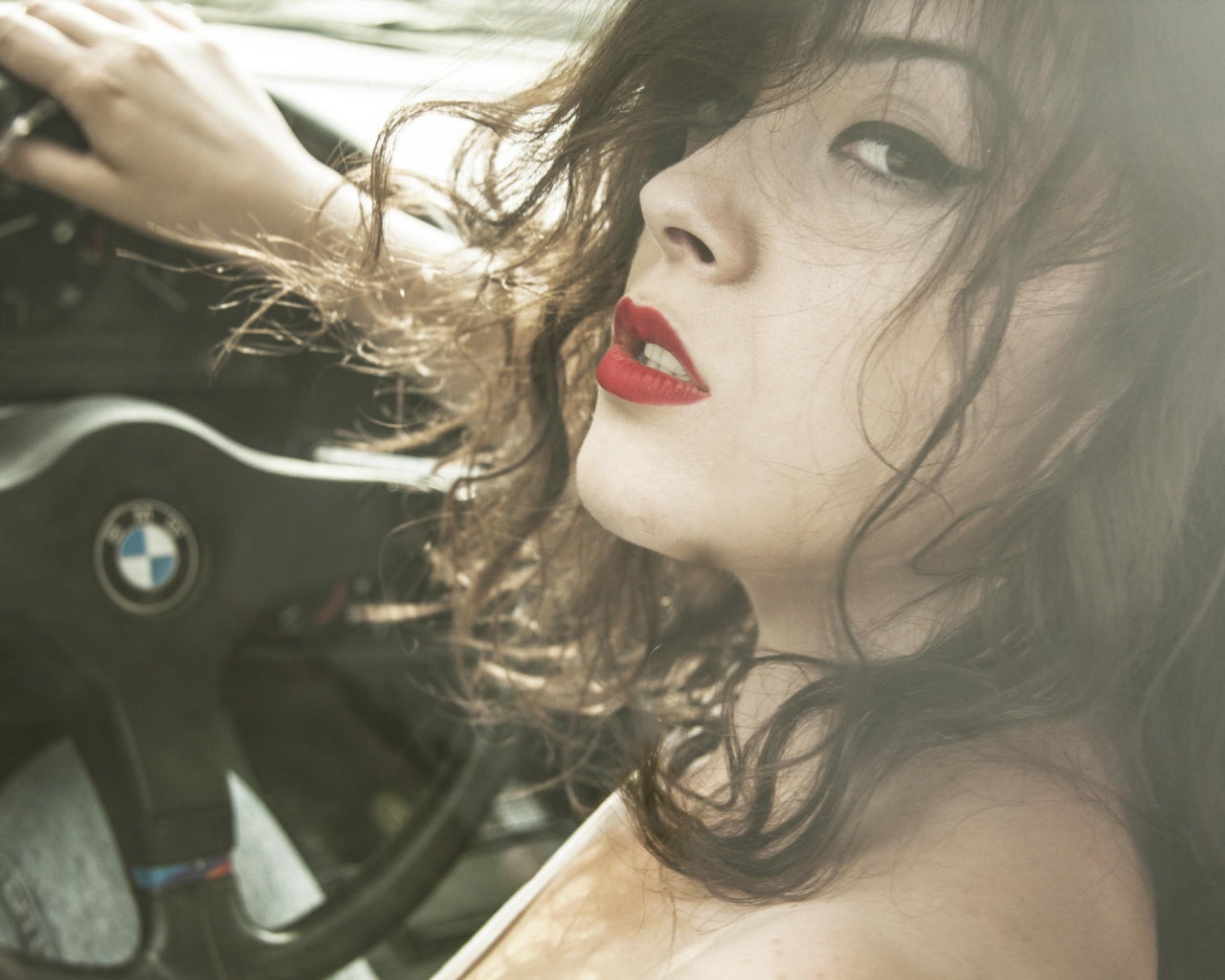 Девушка за рулем БМВ