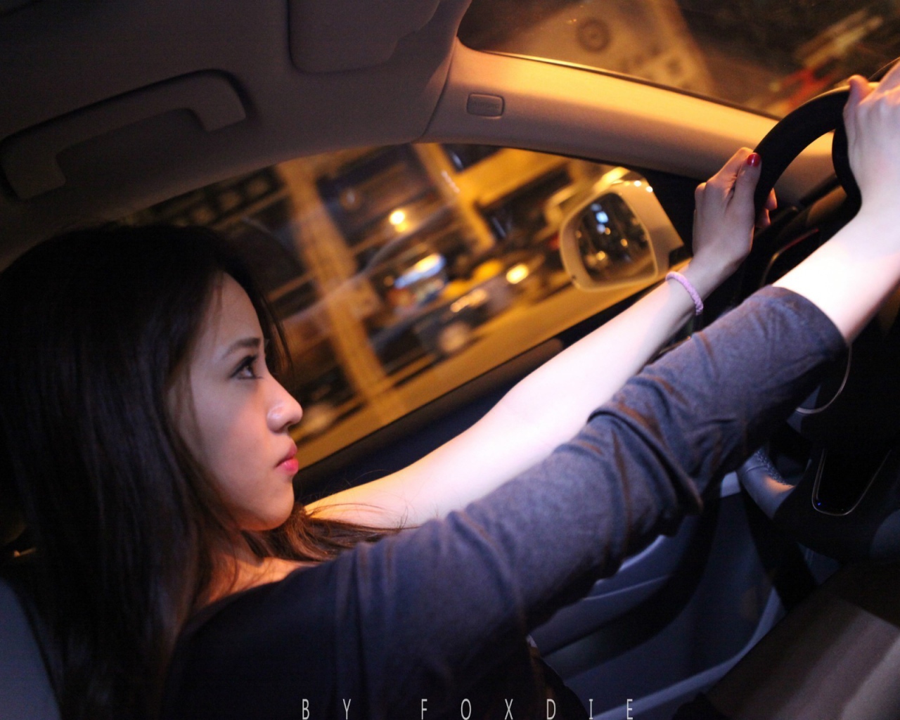 Девушка гонщица за рулем Audi Q3