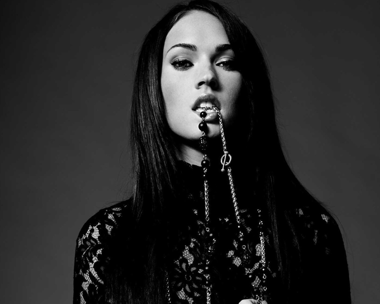 Девушка держит в зубах украшение