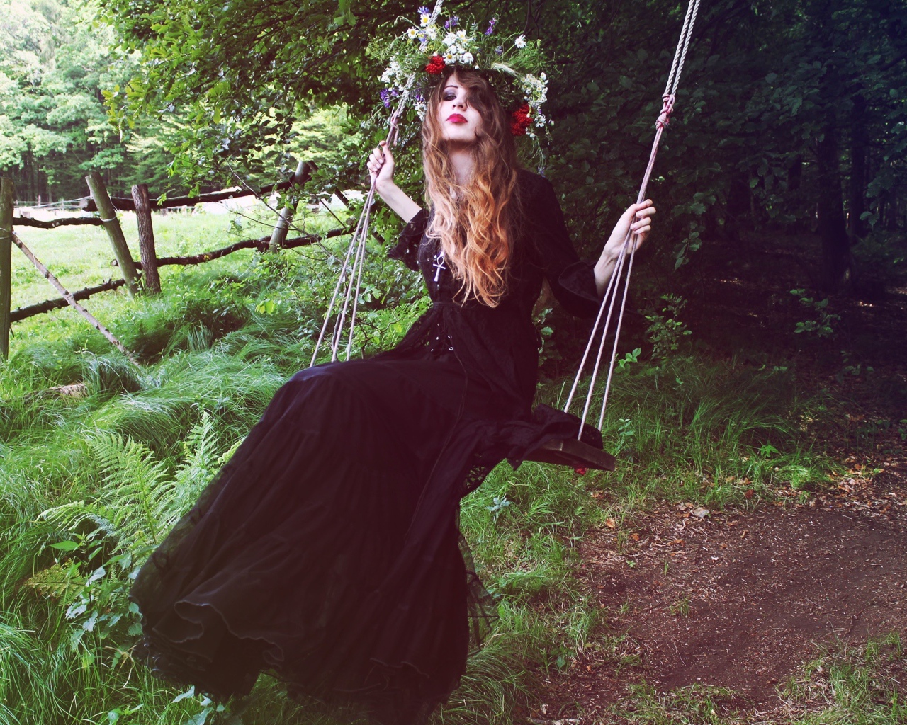 Девушка в черном платье на качели