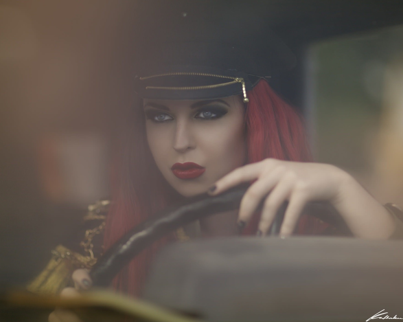 Девушка в фуражке за рулем