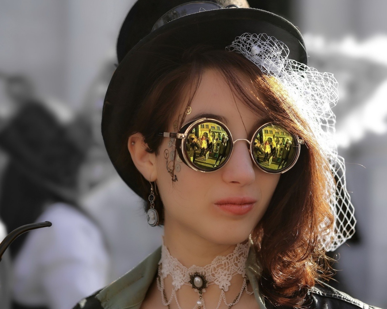 Девушка в шляпке и очках в стиле стимпанк
