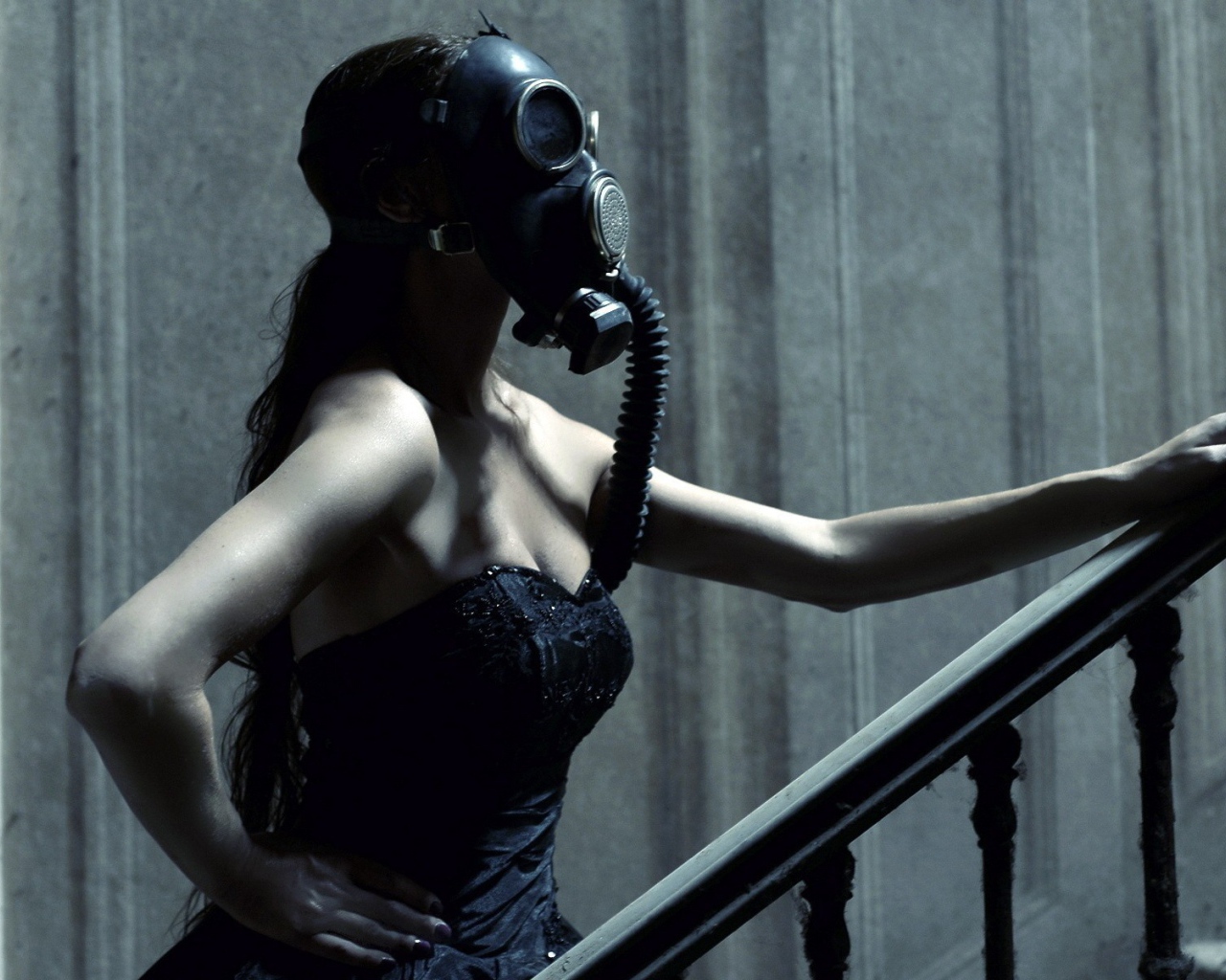 Девушка в маске поднимается по лестнице
