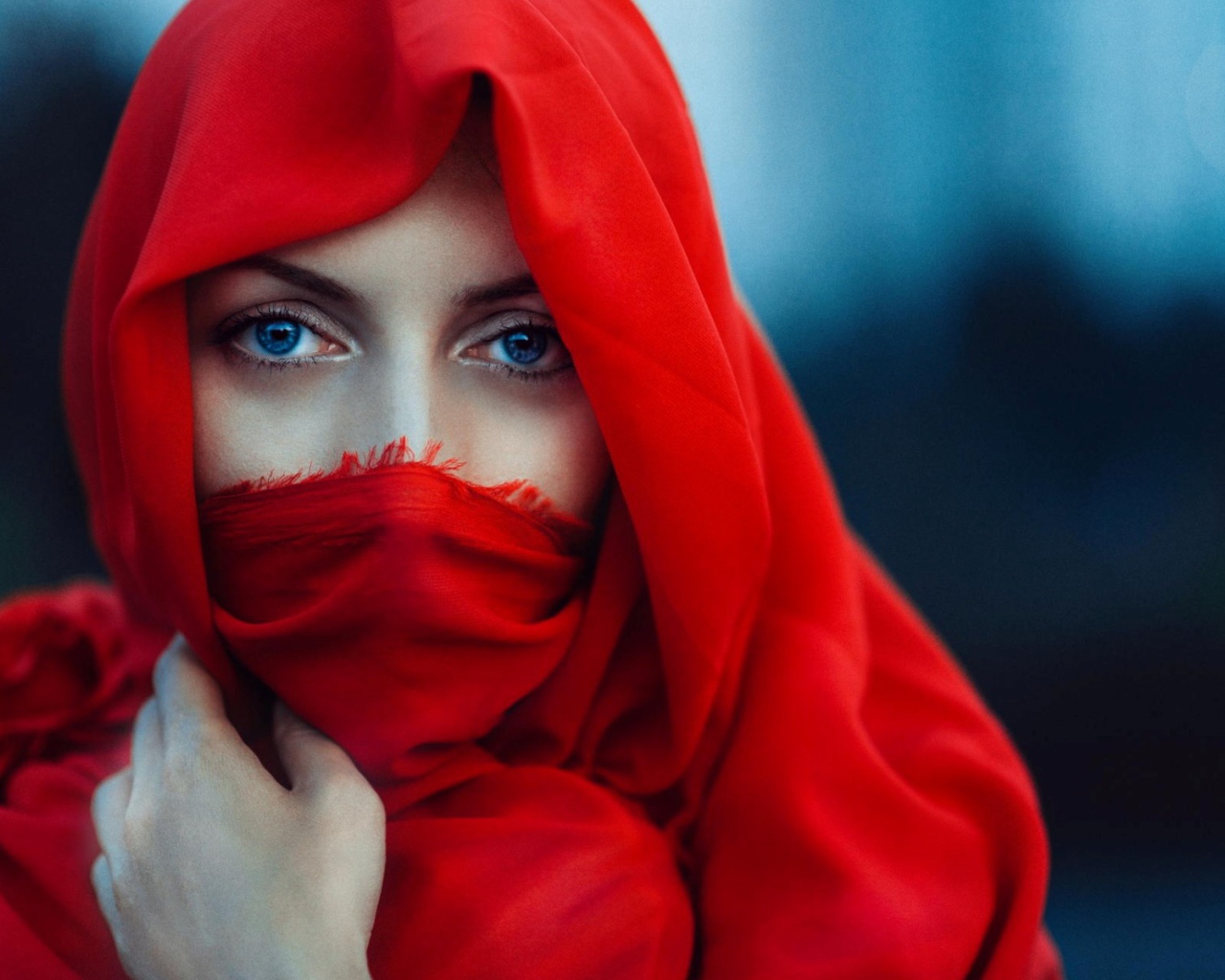 Девушка в красной накидке закрыла лицо