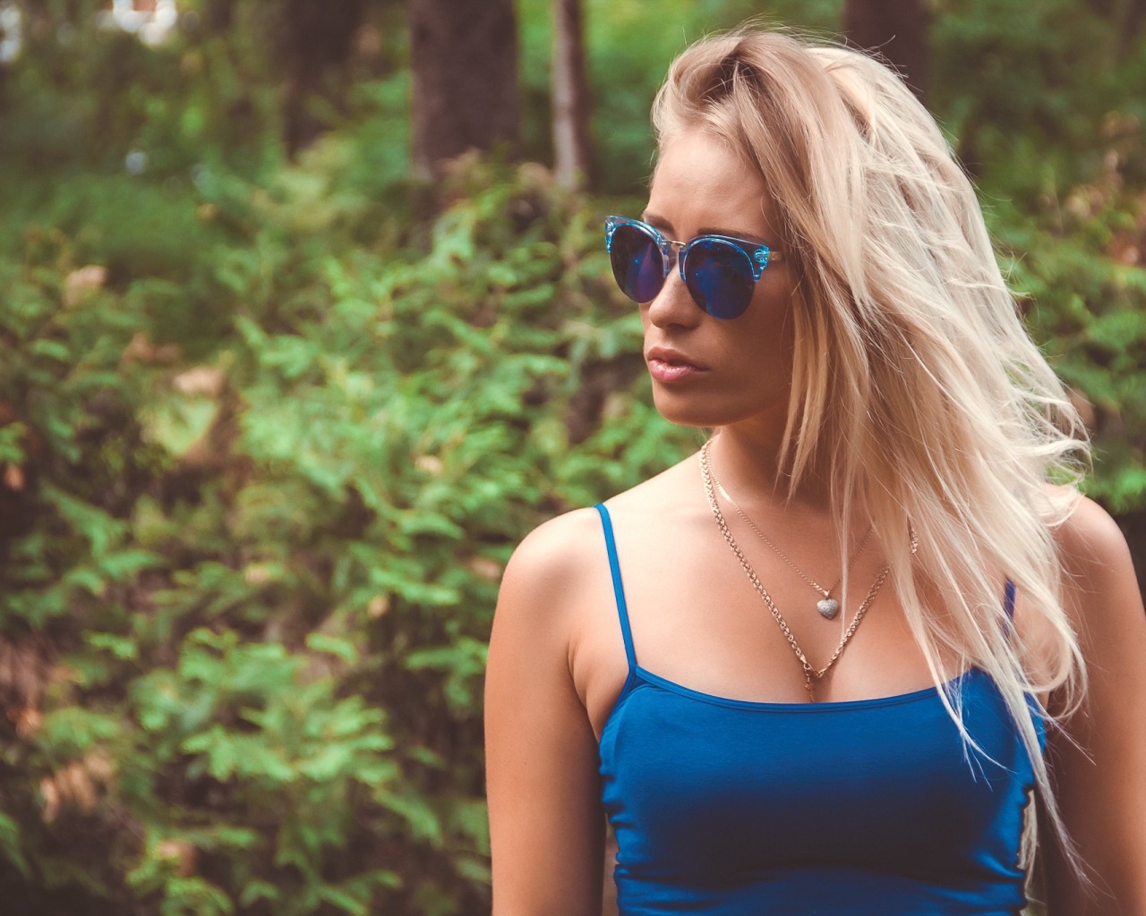 Девушка в синих солнцезащитных очках
