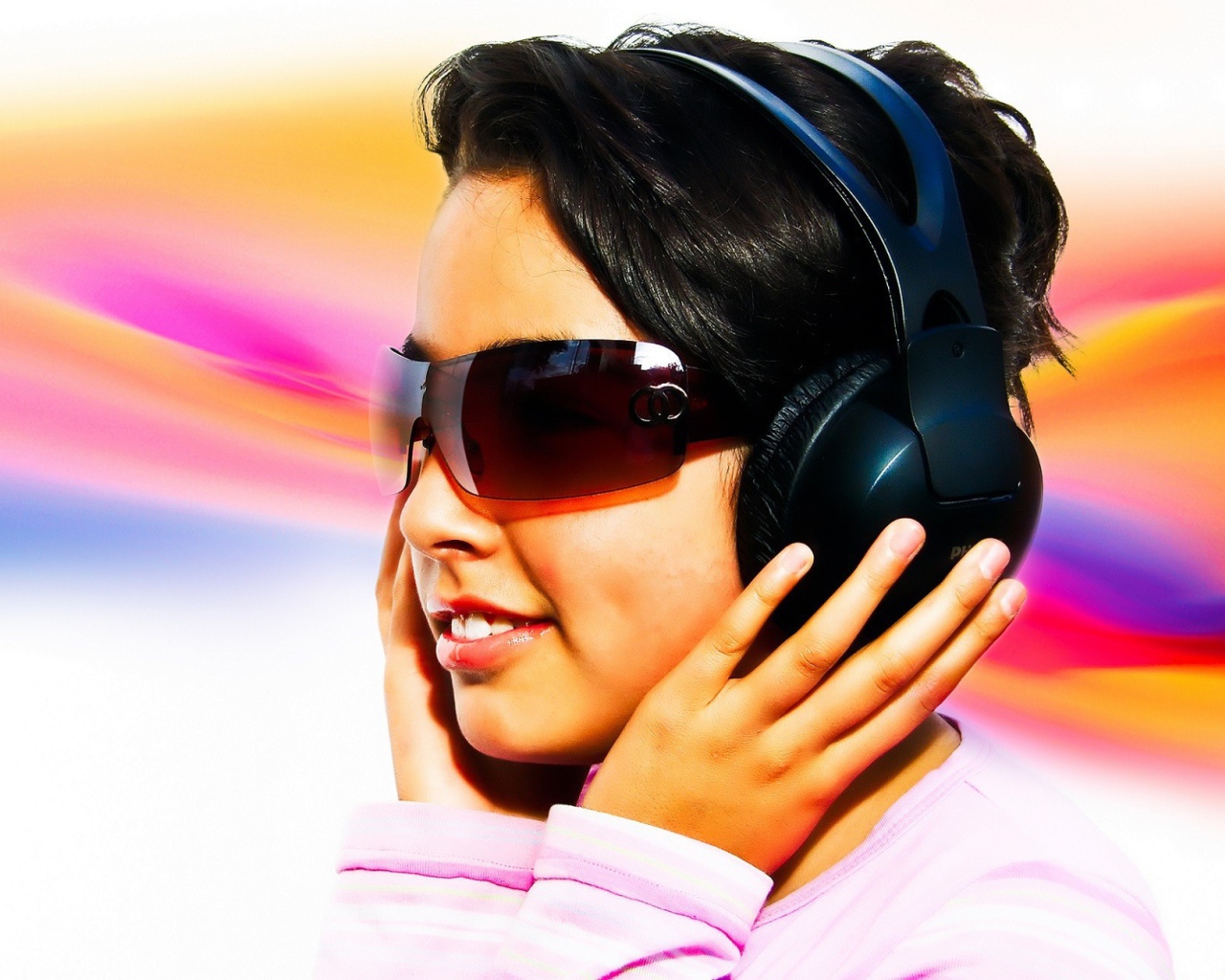 Девушка в темных очках и черных наушниках