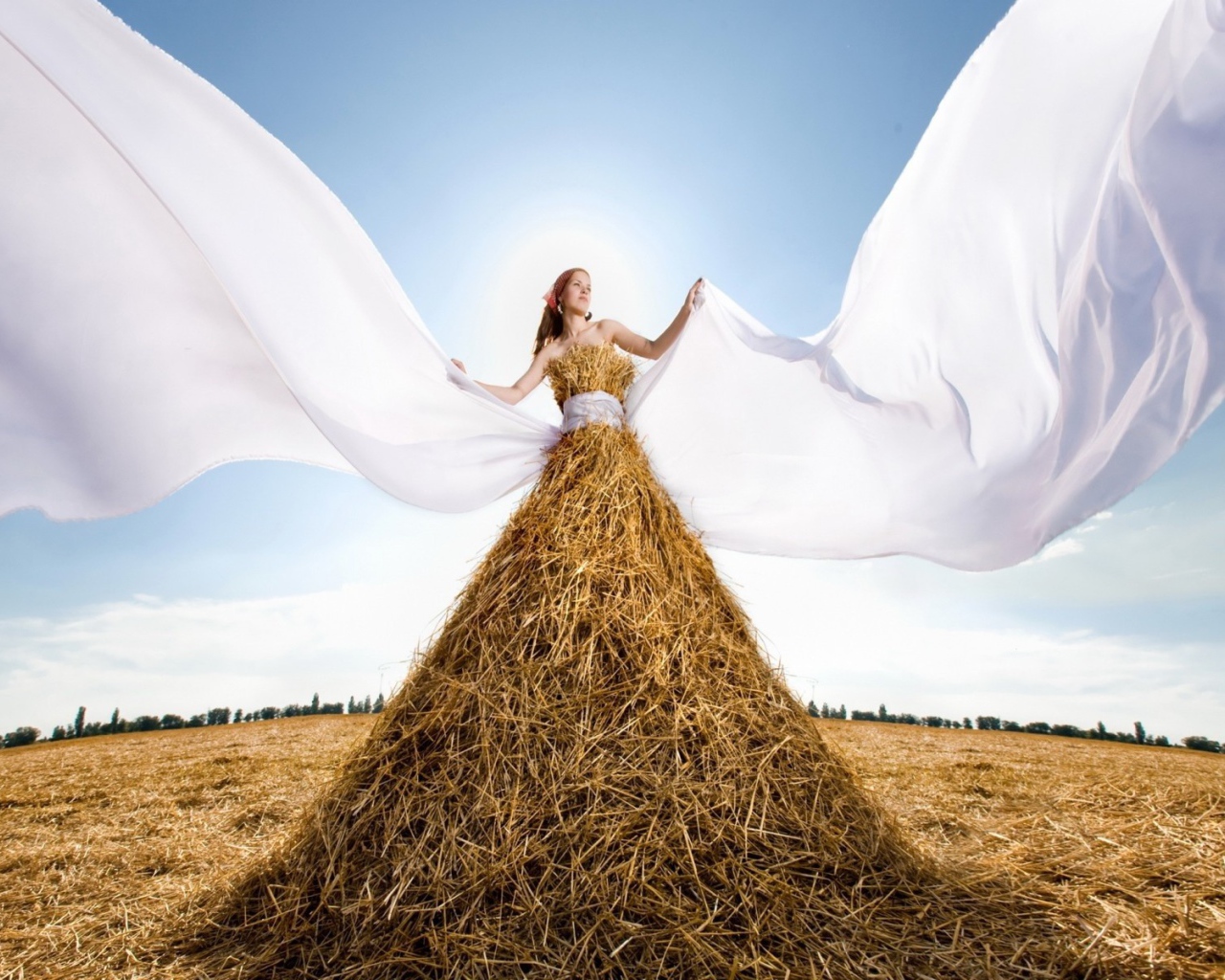 Девушка в платье из сена