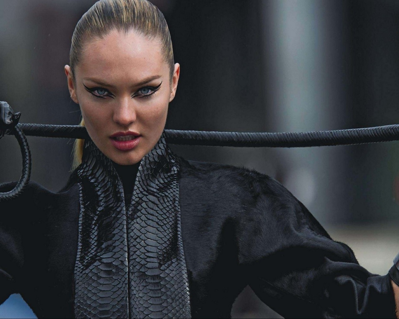 Девушка в форме наездницы, модель Кэндис Свейнпол