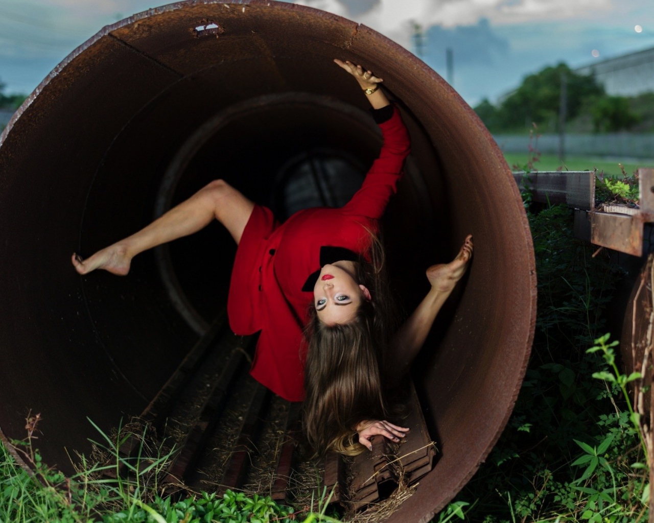 Девушка в железной трубе