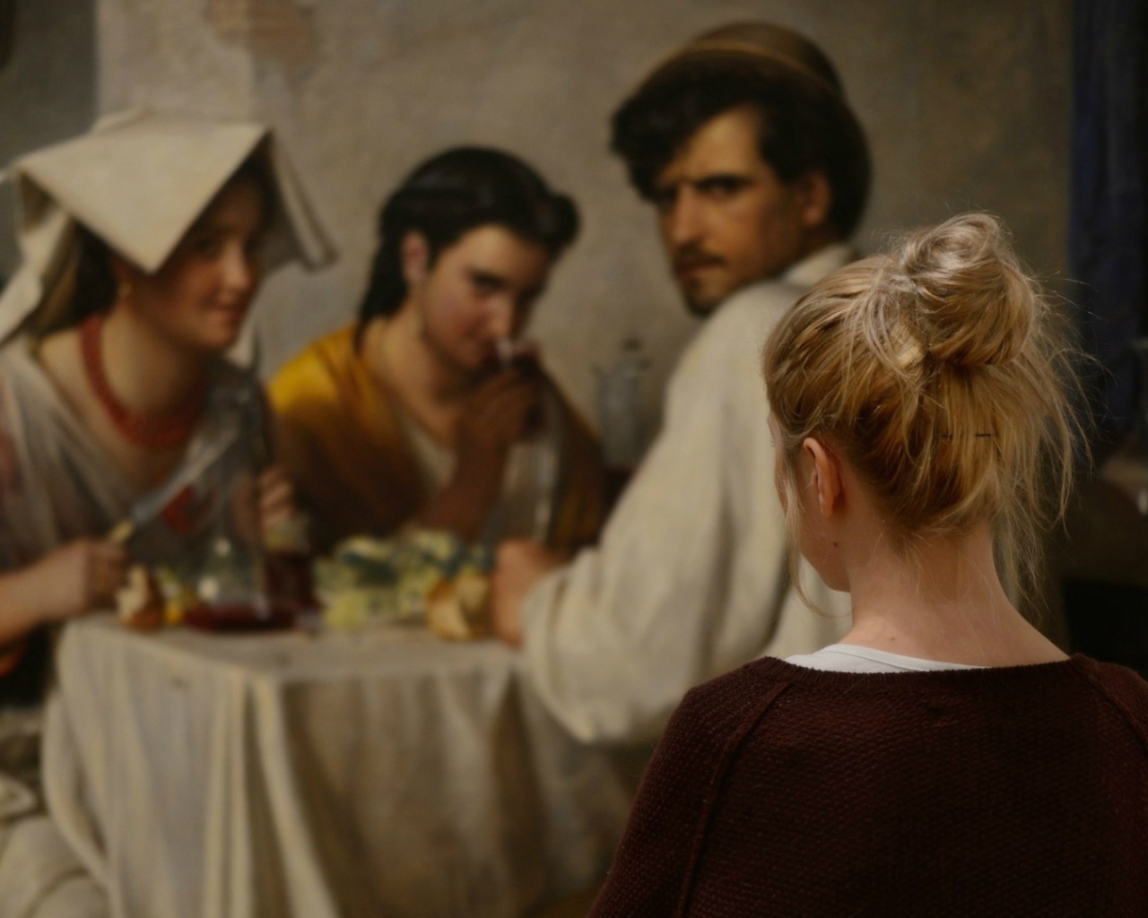 Девушка в картинной галерее