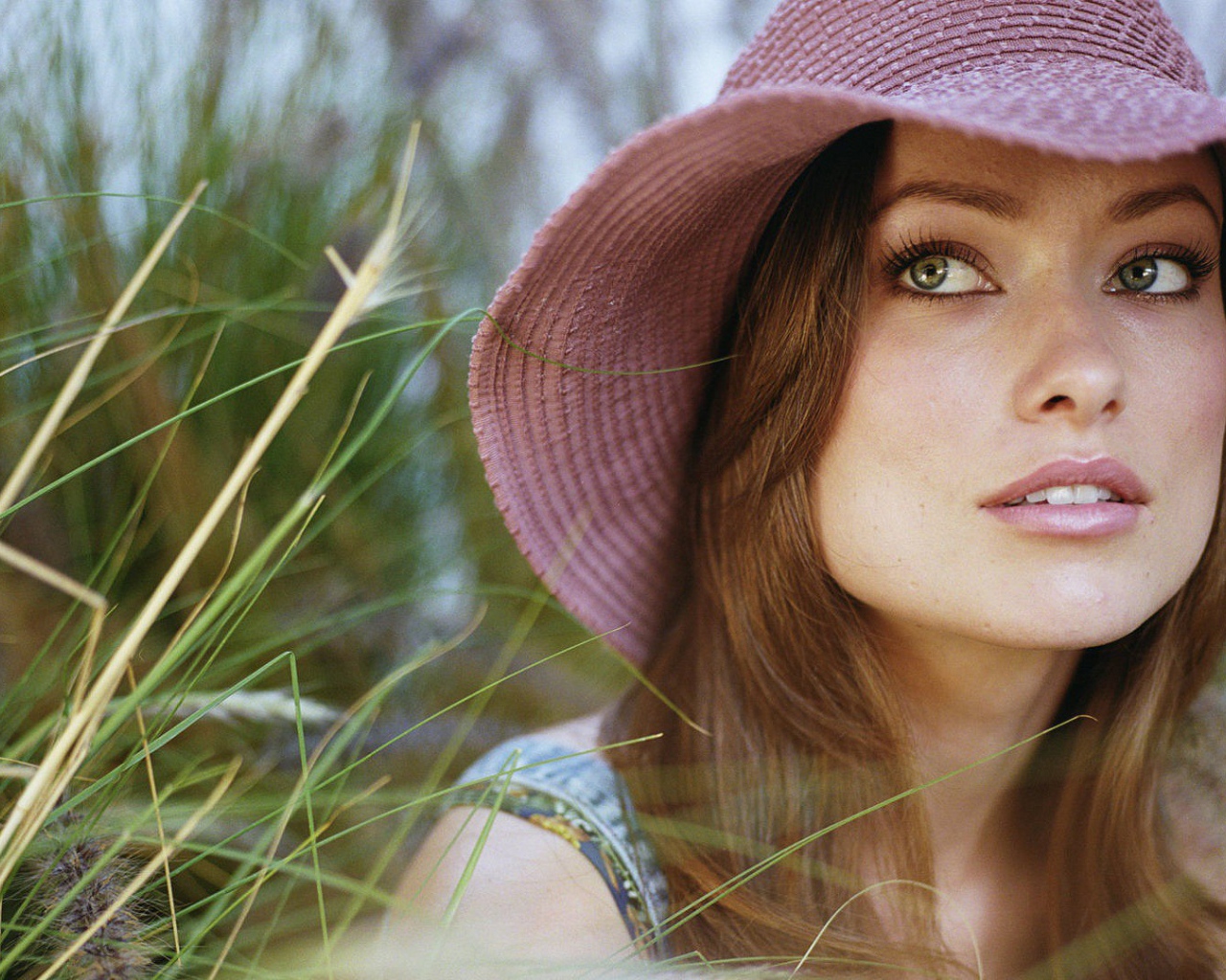 Девушка в розовой шляпе Оливия Уайдли